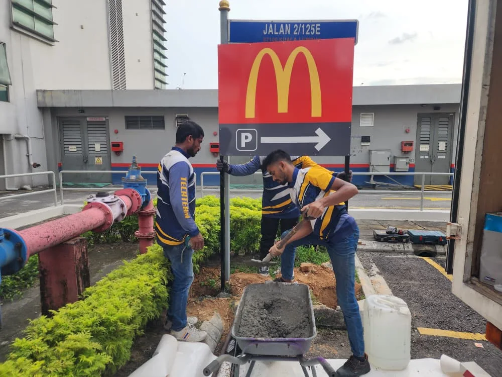 Directional sign installation