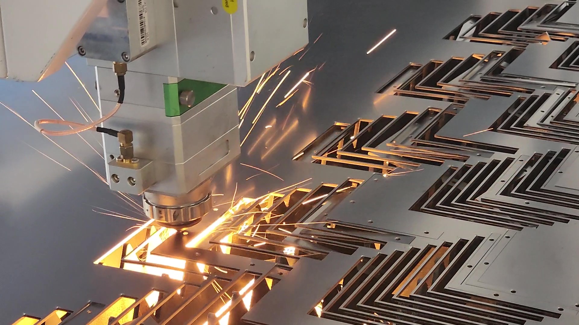 Fiber laser for cutting metal substrates