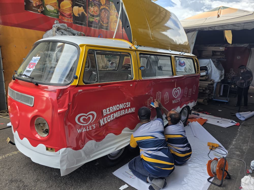 Vehicle graphics wrapping
