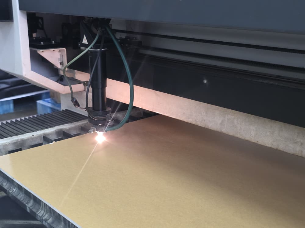 CO2 laser cutter for cutting acrylics