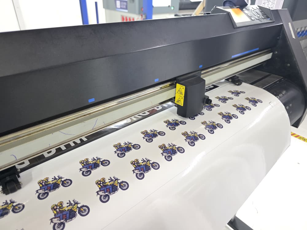 Plotter for cutting self-adhesive vinyls