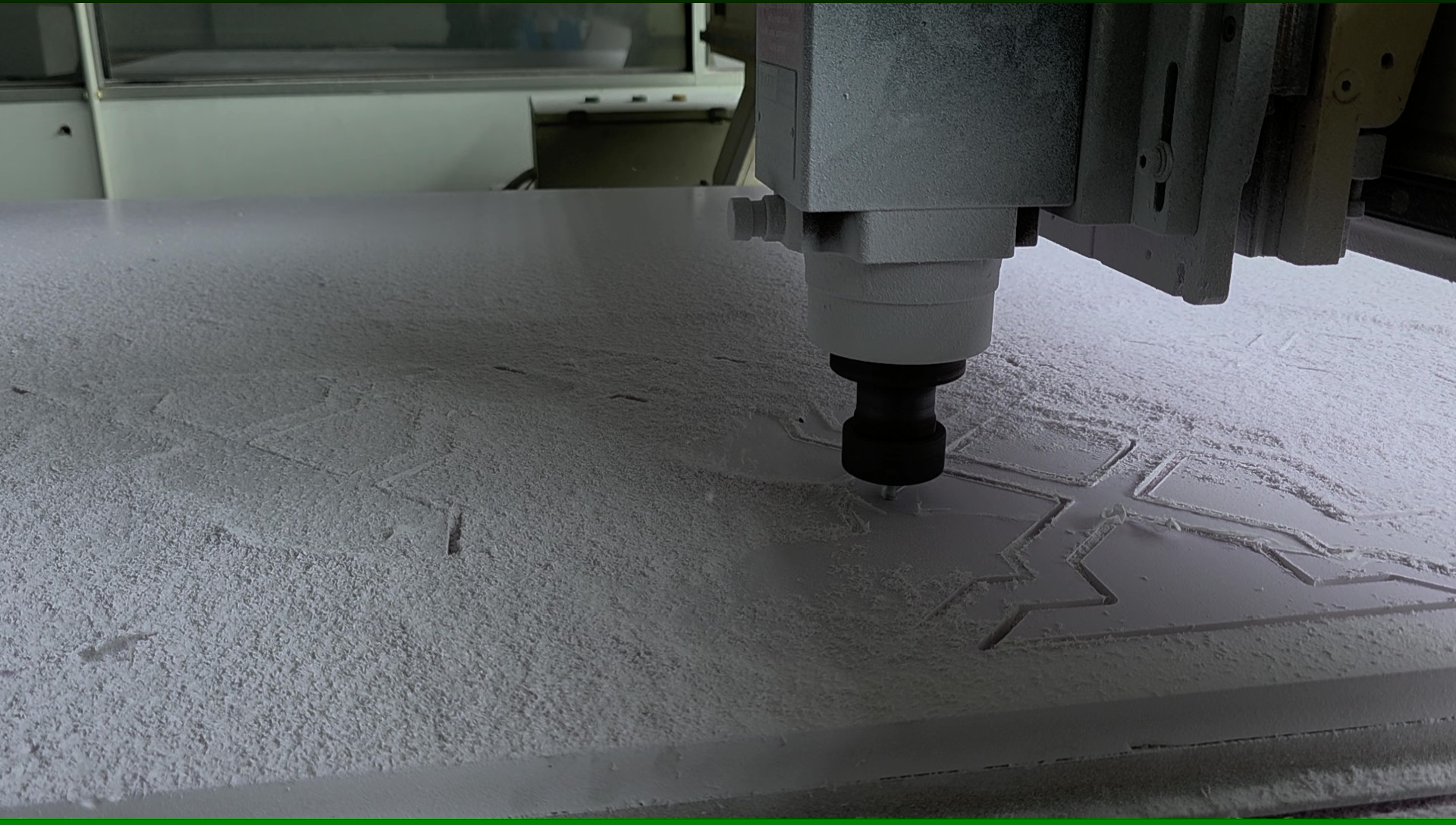 Heavy duty router for cutting rigid substrates